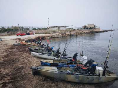 ...si danno appuntamento nella scuola di sport nautici �Cat surf� di Cala San Giorgio, foce dell�omonima lama